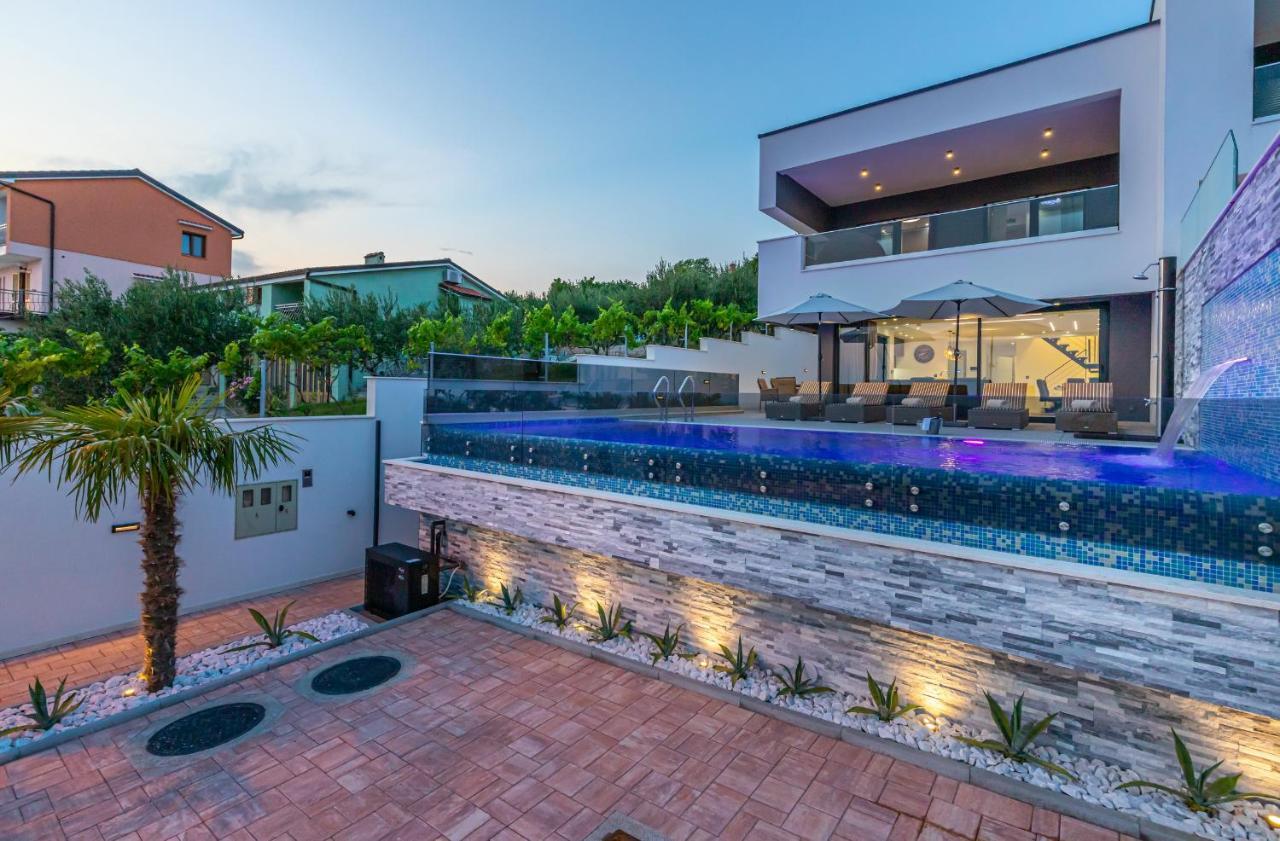Luxury Villa Lorena With Heated Pool, Jacuzzi,Sauna And Seaview Криквеница Екстериор снимка